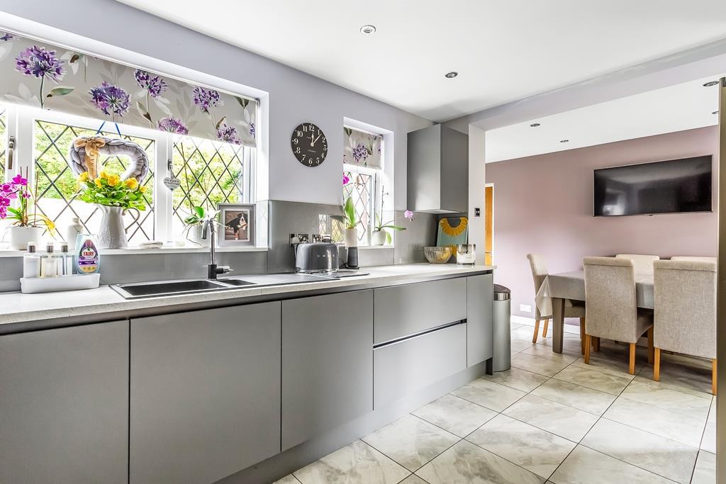 SHERWOOD CLOSE, FETCHAM, KT22 3 bed detached house for sale £650,000