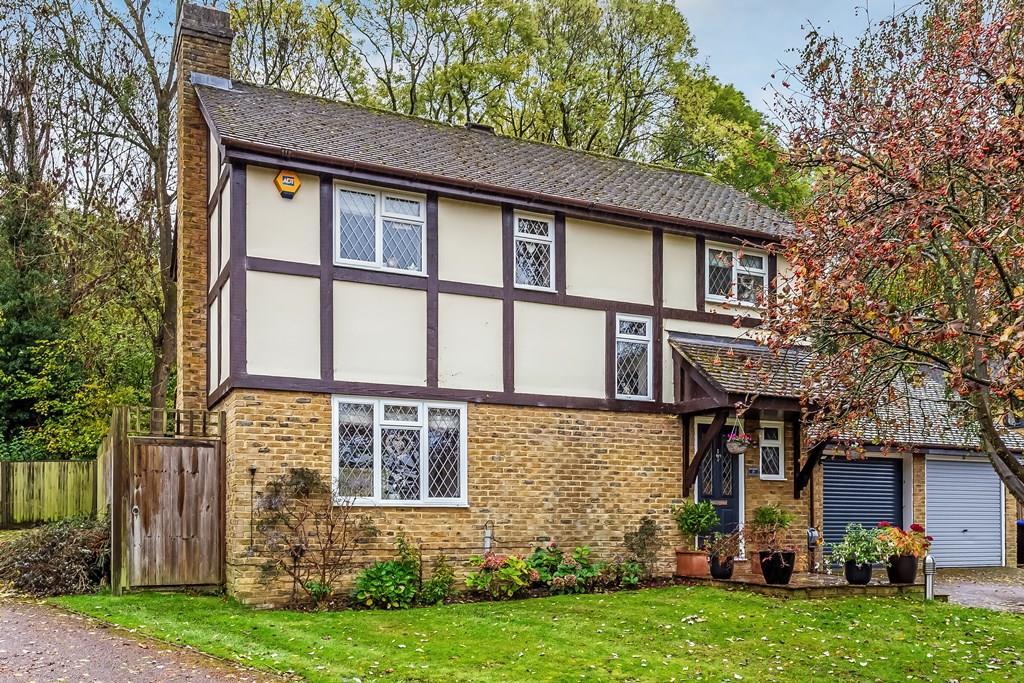 SHERWOOD CLOSE, FETCHAM, KT22 3 bed detached house for sale £650,000