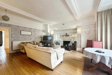 2 bedroom flat to rent, Southlea Road, Datchet SL3