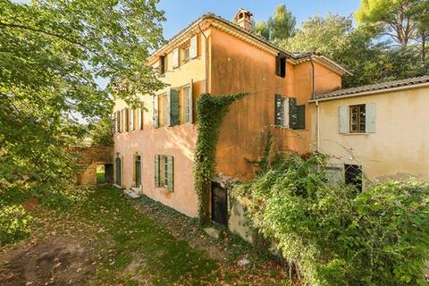 8 bedroom house, Vaugines, Vaucluse, Provence Alpes Cote d'Azur