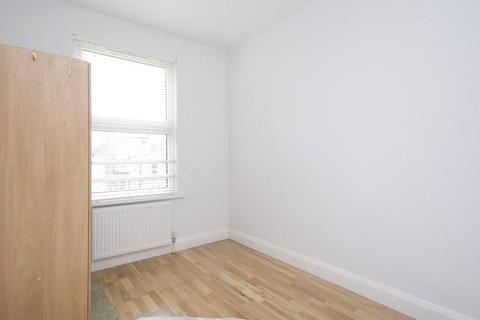 19c Dunlace Road, London, E5 0NF