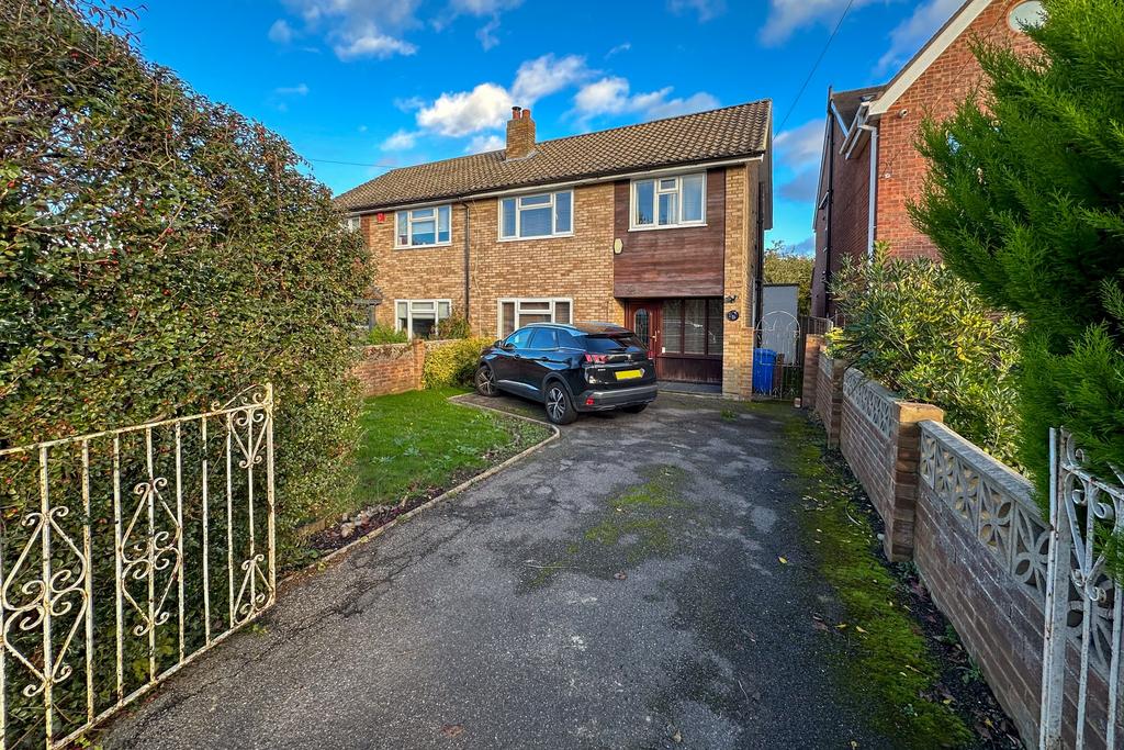 Wraysbury, Berkshire 3 bed semidetached house to rent £2,200 pcm (£