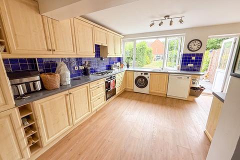 3 bedroom semi-detached house to rent, Wraysbury, Berkshire