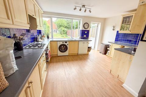 3 bedroom semi-detached house to rent, Wraysbury, Berkshire