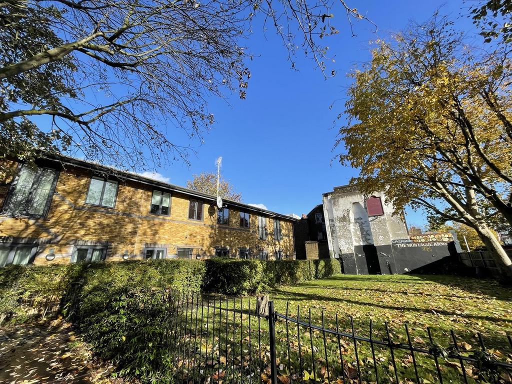 Queens Road, Peckham, London, SE15 3 bed apartment to rent £2,500 pcm