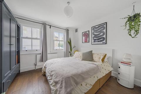 104b Catford Hill, London, SE6 4PU