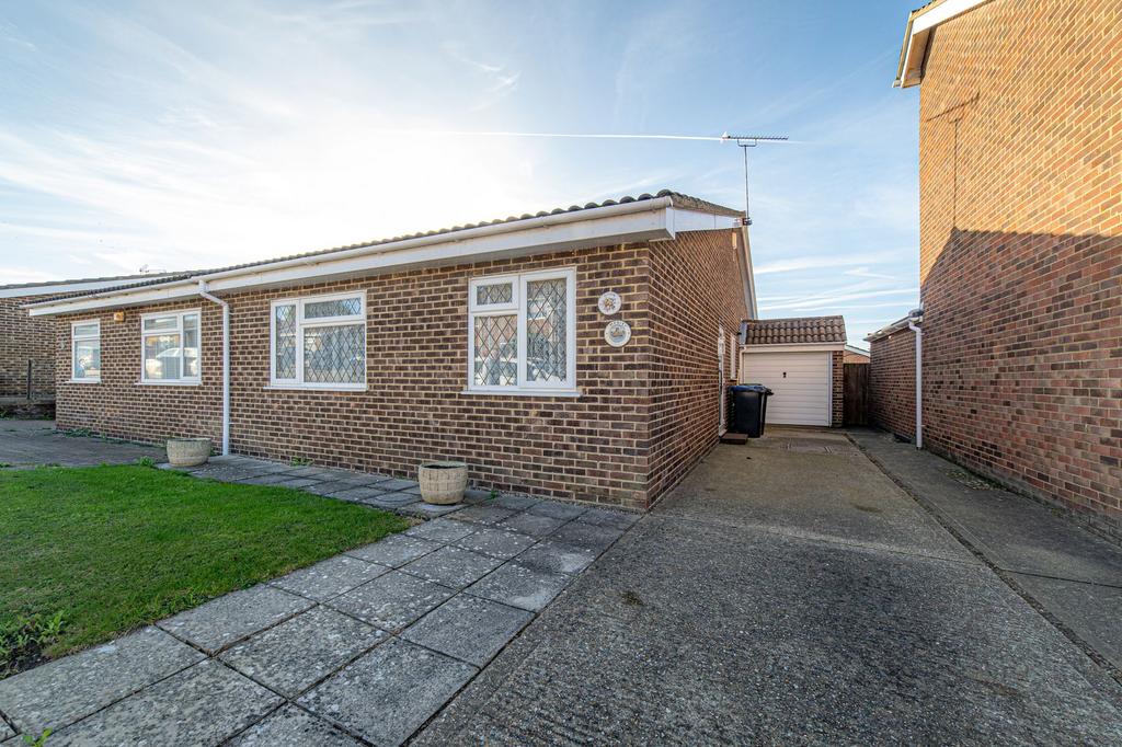 Cranleigh Gardens, Whitstable, CT5 2 bed semidetached bungalow for