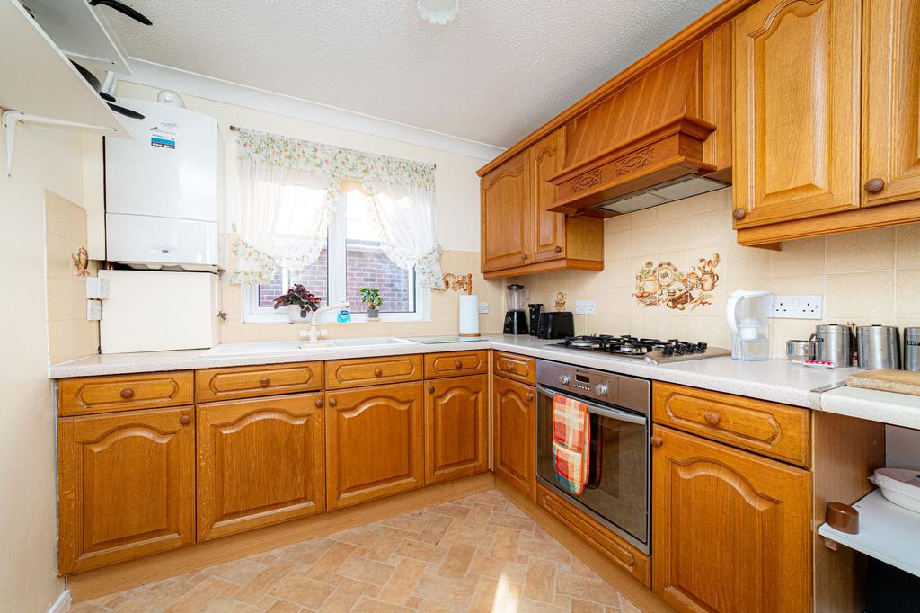 Cranleigh Gardens, Whitstable, CT5 2 bed semidetached bungalow for