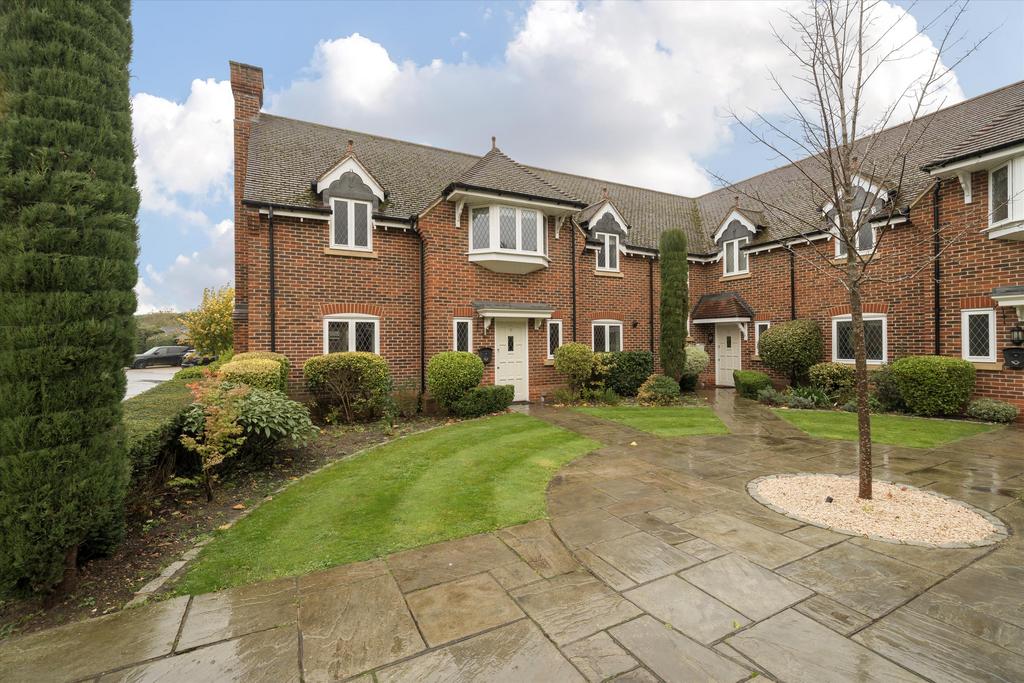 Drift Road, Winkfield, Windsor... 3 bed end of terrace house £3,500