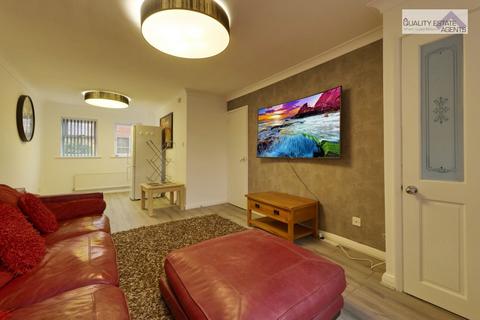 5 bedroom detached house to rent, 7 Honeywood, Newcastle Under Lyme ST5