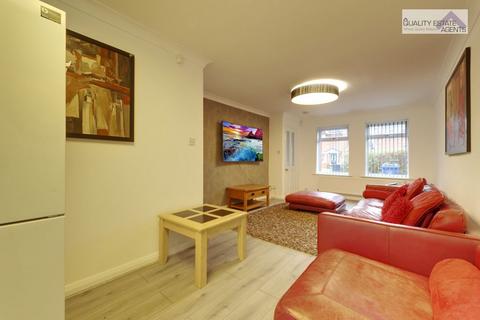 5 bedroom detached house to rent, 7 Honeywood, Newcastle Under Lyme ST5