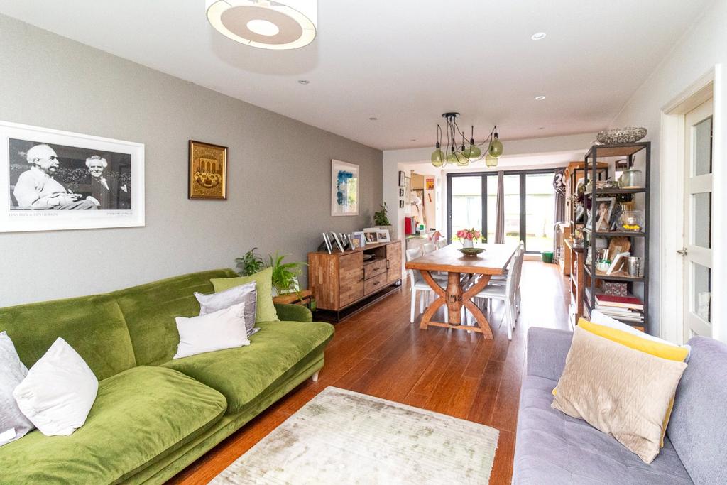 Edgwarebury Lane, Edgware, HA8 5 bed detached house for sale £1,195,000
