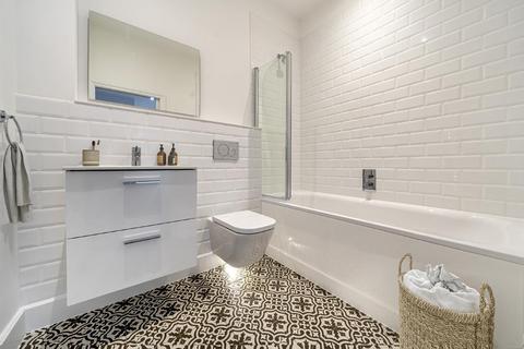 2 bedroom flat for sale - Copers Cope Road, Beckenham