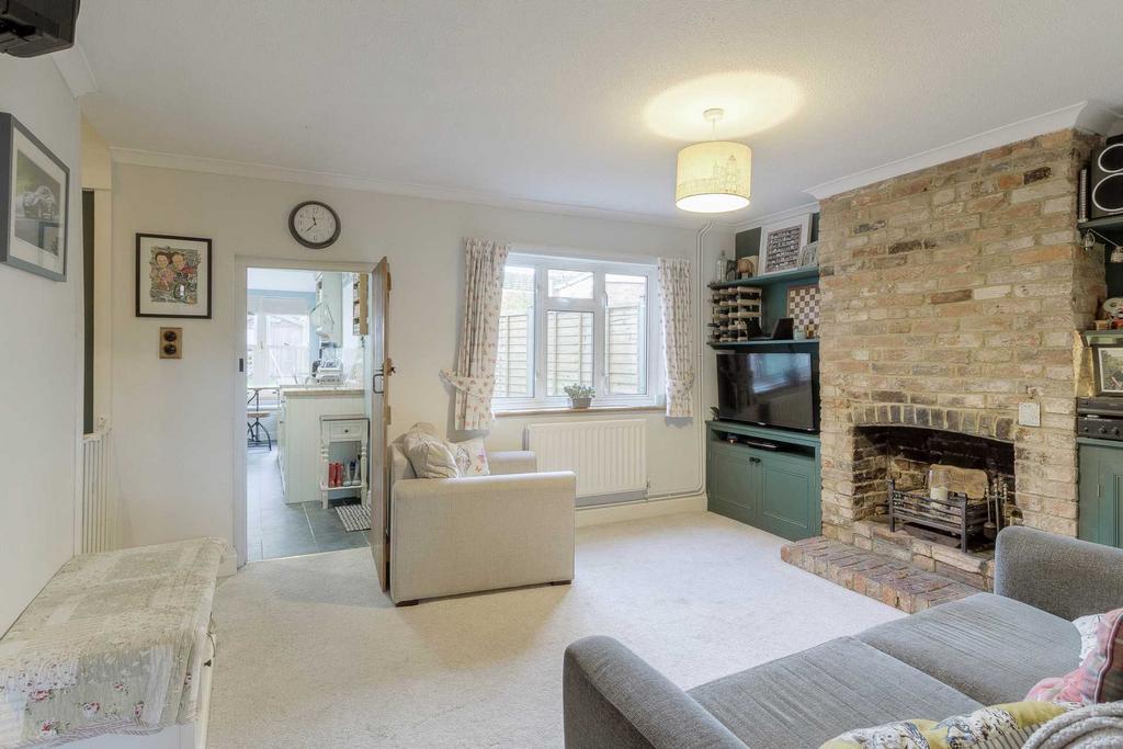 Silver Street, Newport Pagnell MK16 3 bed terraced house for sale £