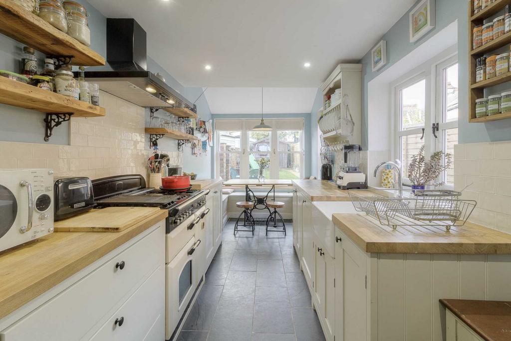 Silver Street, Newport Pagnell MK16 3 bed terraced house for sale £
