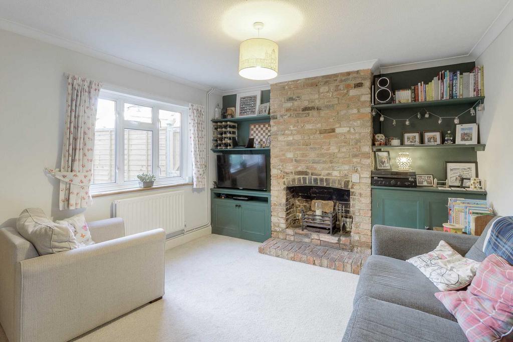 Silver Street, Newport Pagnell MK16 3 bed terraced house for sale £
