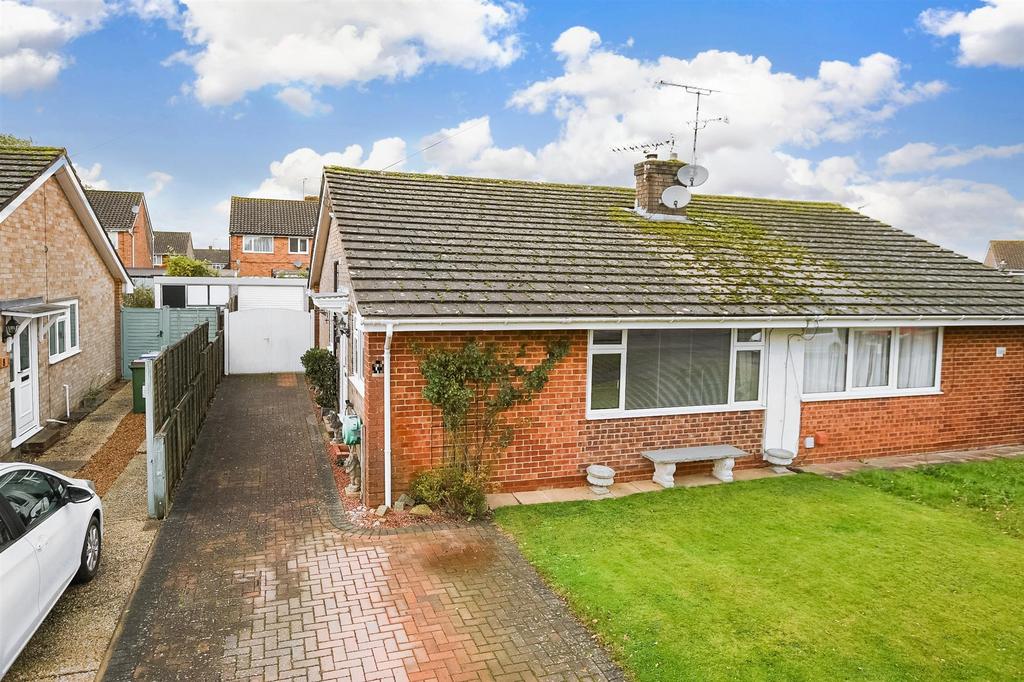 Lockwood Close, Horsham, West Sussex 2 bed semidetached bungalow for