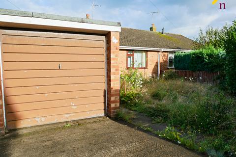 2 bedroom semi-detached bungalow for sale - Ffordd Maddoc, Llay, LL12