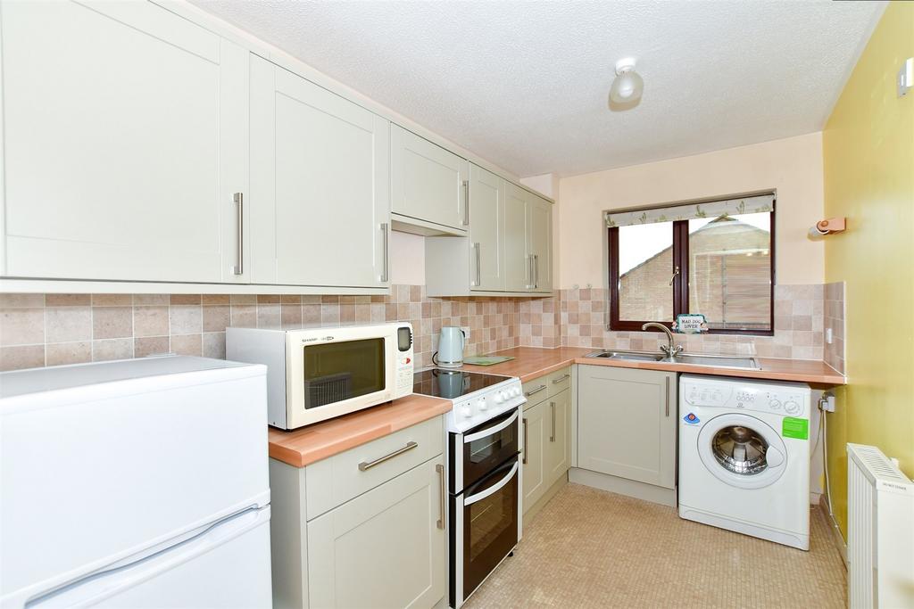 Dove Close, Chatham, Kent 2 bed flat for sale £112,500
