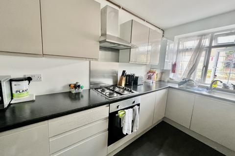 6 bedroom house share to rent - Booth Road, London, NW9