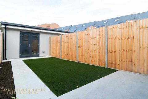 42 Allan Way, London, W3 0PN