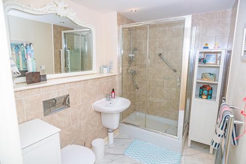 2 bedroom flat for sale, Royal Court, Worksop, S80