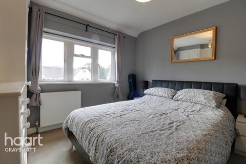 9 Lion Mead, Haslemere, GU27 1LF