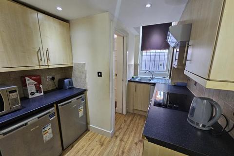 3 bedroom terraced house to rent, 7 AUTUMN TERRACE, HYDE PARK, LEEDS