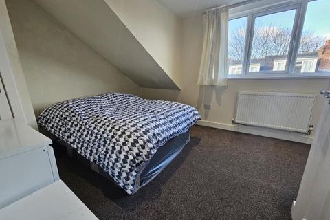 3 bedroom terraced house to rent, 7 AUTUMN TERRACE, HYDE PARK, LEEDS