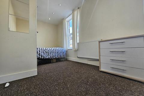 3 bedroom terraced house to rent, 7 AUTUMN TERRACE, HYDE PARK, LEEDS