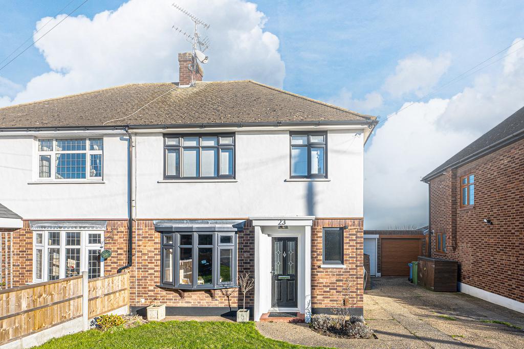 Mountain Ash Avenue, Leighonsea, SS9 3 bed semidetached house for