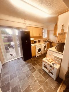 3 bedroom semi-detached house to rent, Palethorpe Road, Tipton DY4