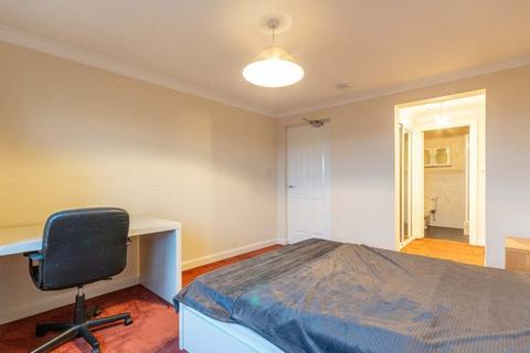 3 bedroom flat to rent, 1307L Orchard Brae Avenue, Edinburgh, EH4 2GB
