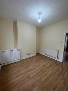 2 bedroom terraced house to rent, Maine Road, Rusholme