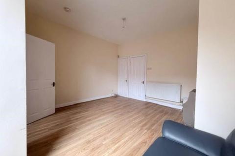 2 bedroom terraced house to rent, Maine Road, Rusholme