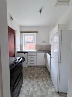 2 bedroom terraced house to rent, Maine Road, Rusholme