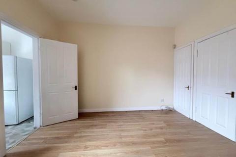 2 bedroom terraced house to rent, Maine Road, Rusholme