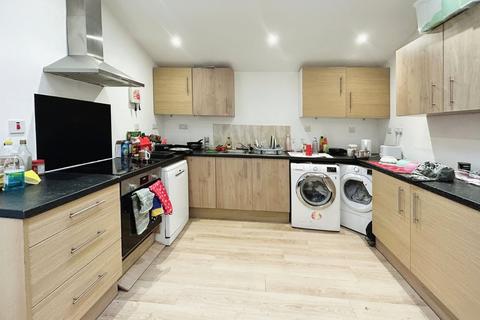 7 bedroom terraced house to rent, Cawdor Road, Fallowfield, M14