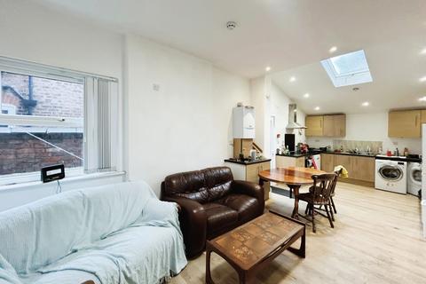 7 bedroom terraced house to rent, Cawdor Road, Fallowfield, M14