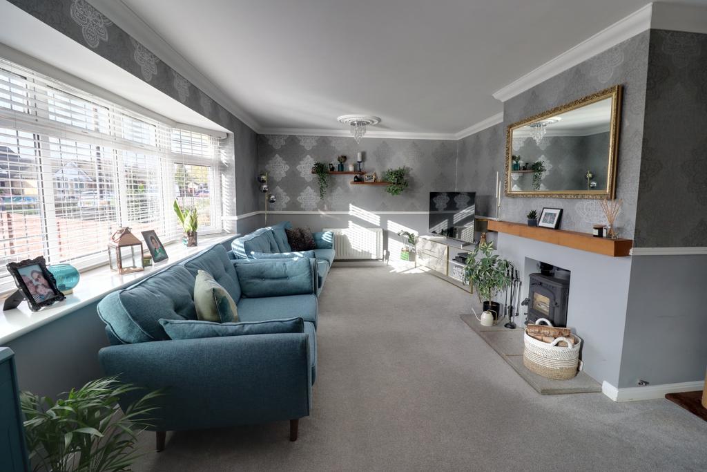 GREENFIELD CRESCENT, HORNDEAN 4 bed detached bungalow for sale £485,000