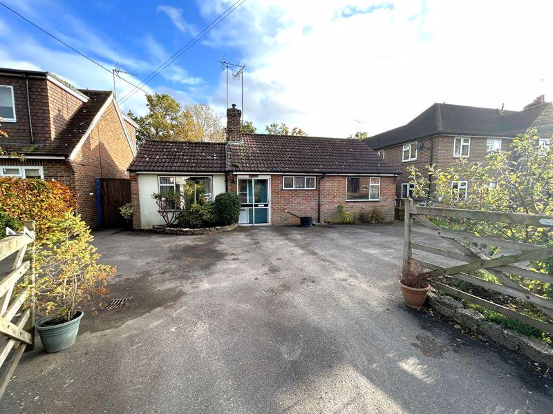 Ewhurst Road, Cranleigh 2 bed detached bungalow to rent £1,400 pcm (£