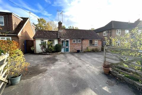 2 bedroom detached bungalow to rent, Ewhurst Road, Cranleigh