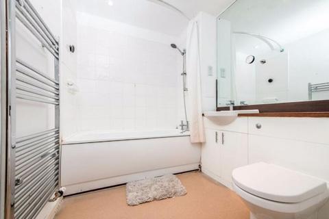 2 bedroom flat for sale, Heybourne Crescent, London