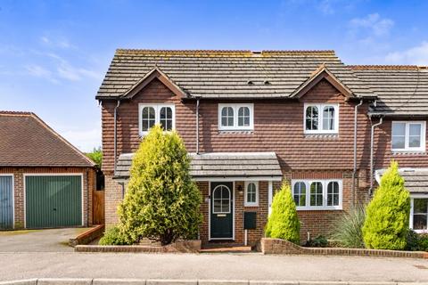 3 bedroom end of terrace house for sale - Hughes Way, Uckfield