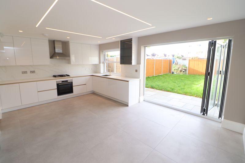 Langley Broom, Slough, SL3 3 bed detached house £2,500 pcm (£577 pw)