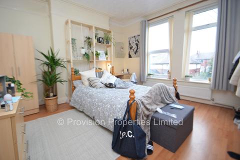 8 bedroom terraced house to rent - Brudenell Road, Hyde Park LS6