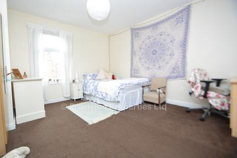 4 bedroom end of terrace house to rent, Harold Mount, Hyde Park LS6