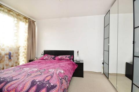 3 bedroom flat for sale, Strathan Close, West Hill, London, SW18