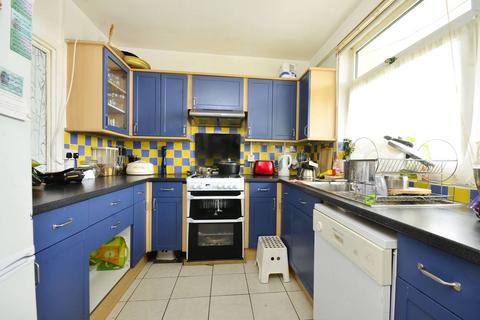 3 bedroom flat for sale, Strathan Close, West Hill, London, SW18