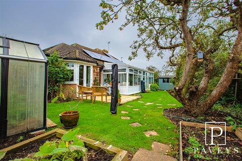 3 bedroom detached bungalow for sale - The Close, Frinton-On-Sea
